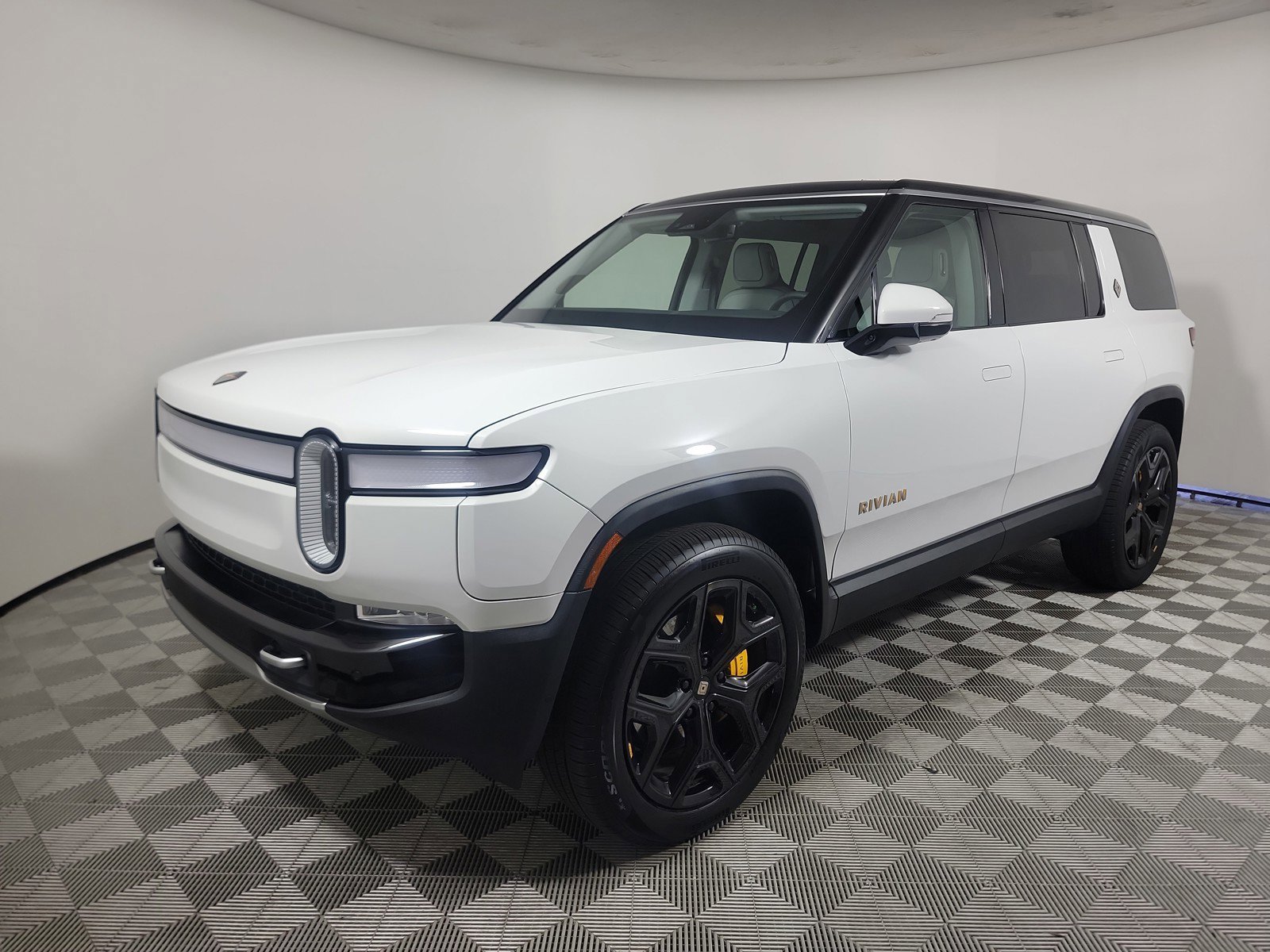Used 2024 Rivian R1S Adventure AWD/4WD image 3