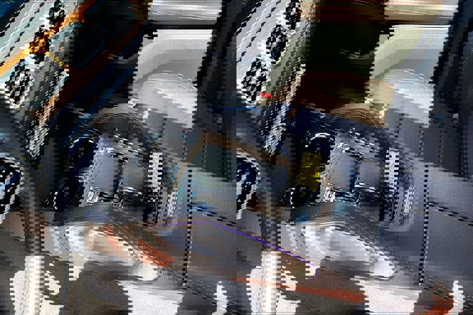 Used 2020 Mercedes-Benz GLE 350 4MATIC w/ Premium Package image 17