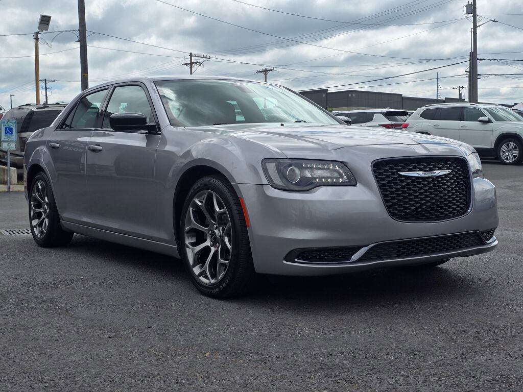 Used 2018 Chrysler 300 Touring w/ Sport Appearance Package RWD image 4