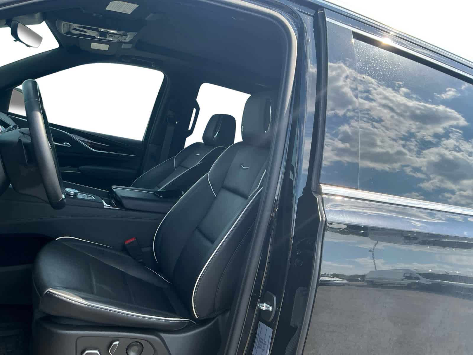 Used 2022 Cadillac Escalade Premium Luxury w/ LPO, Radiant Package AWD/4WD image 9