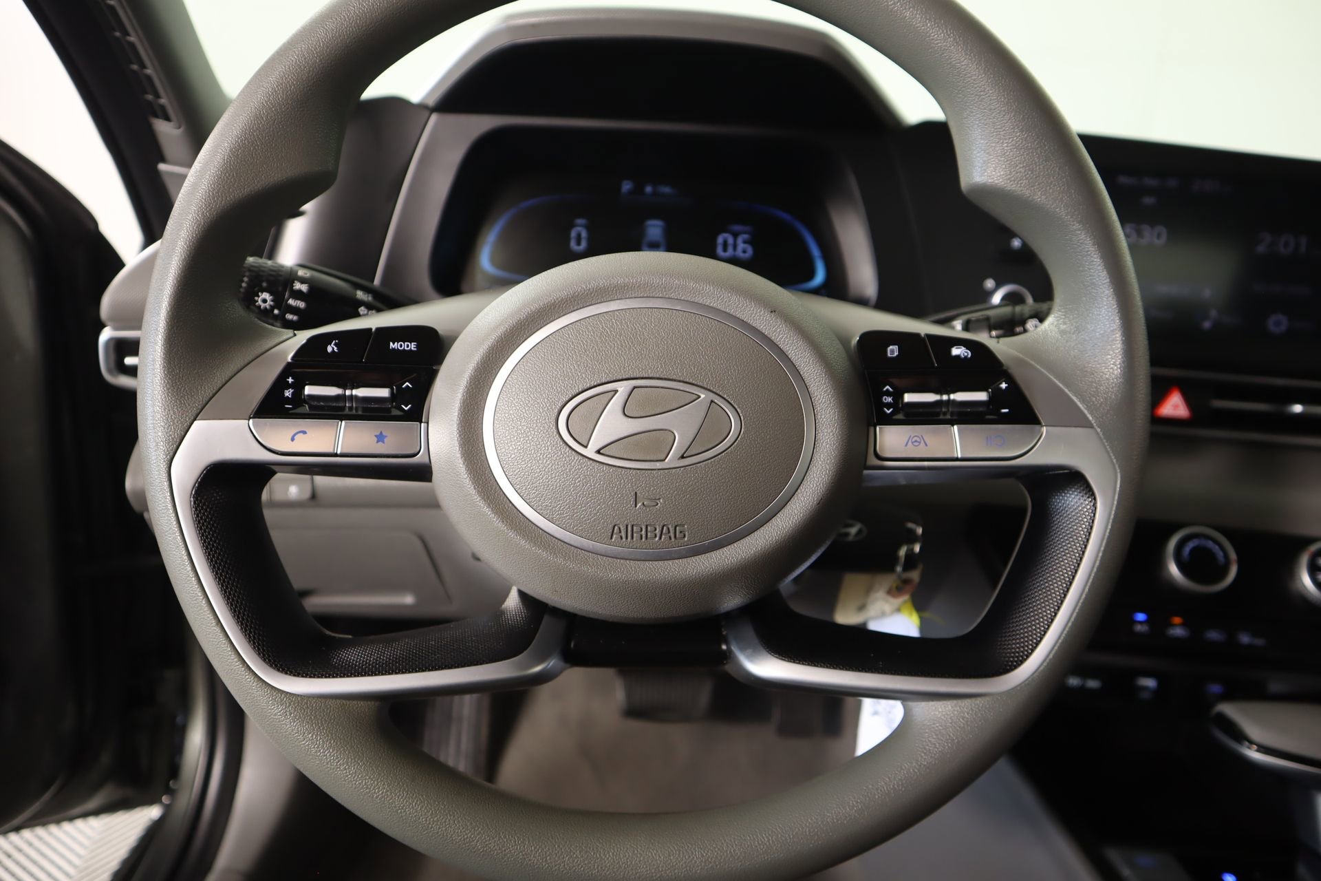 Used 2024 Hyundai Elantra SE FWD image 3