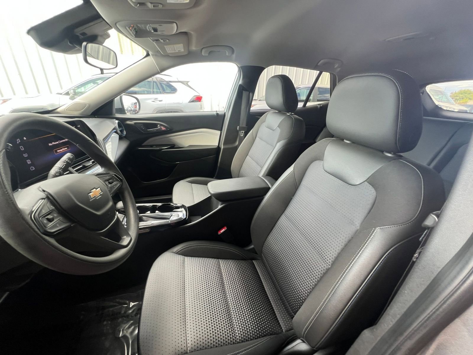 Used 2025 Chevrolet Trax LT FWD image 36