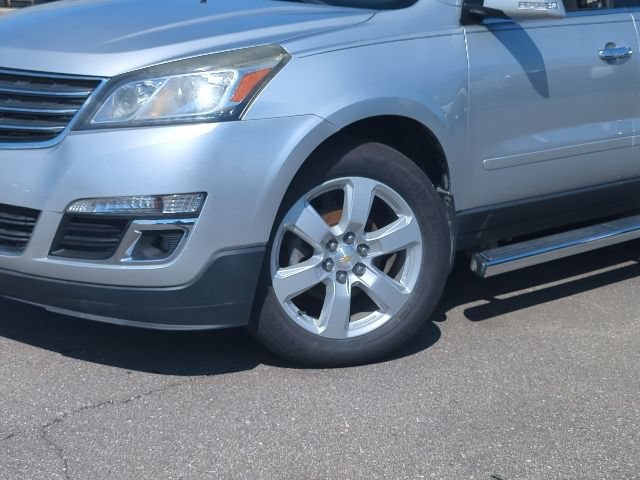 Used 2017 Chevrolet Traverse LT w/ Style and Technology Package FWD image 2