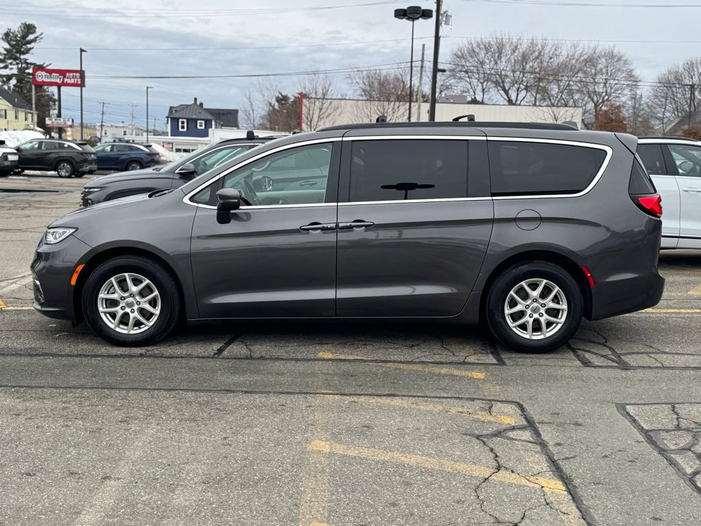 Used 2022 Chrysler Pacifica Touring-L image 2