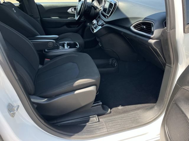 Used 2020 Chrysler Pacifica Touring w/ S Appearance Package FWD image 25