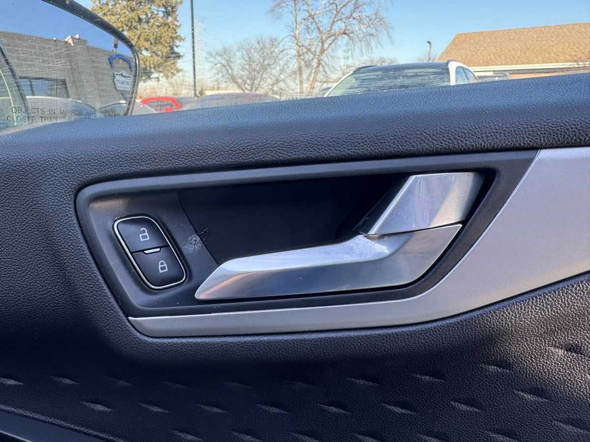 Used 2020 Ford Escape SE image 29