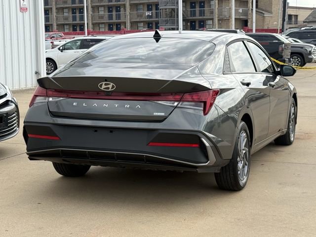 Used 2025 Hyundai Elantra Hybrid FWD image 4