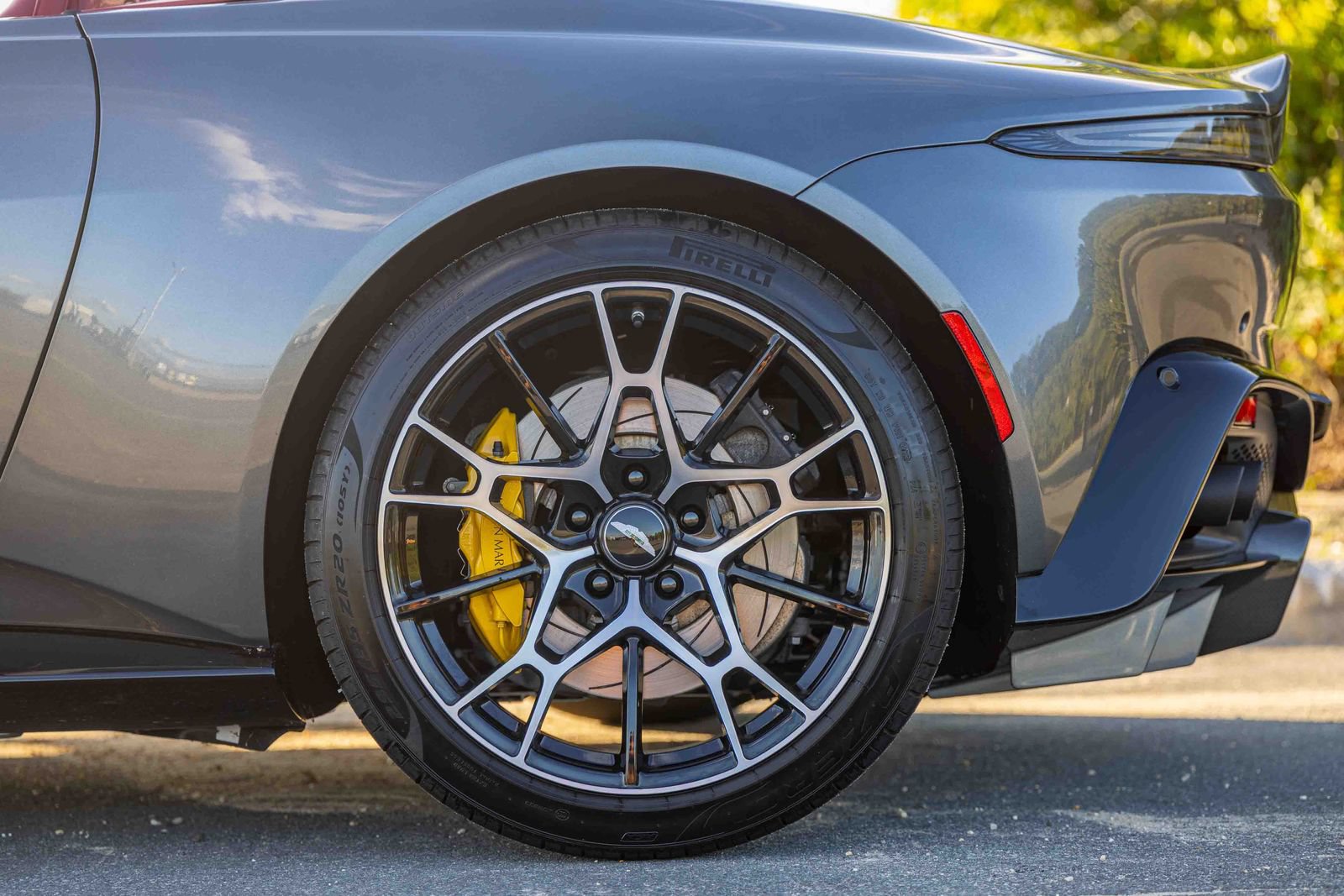 Used 2023 Aston Martin V8 Vantage Roadster RWD image 34