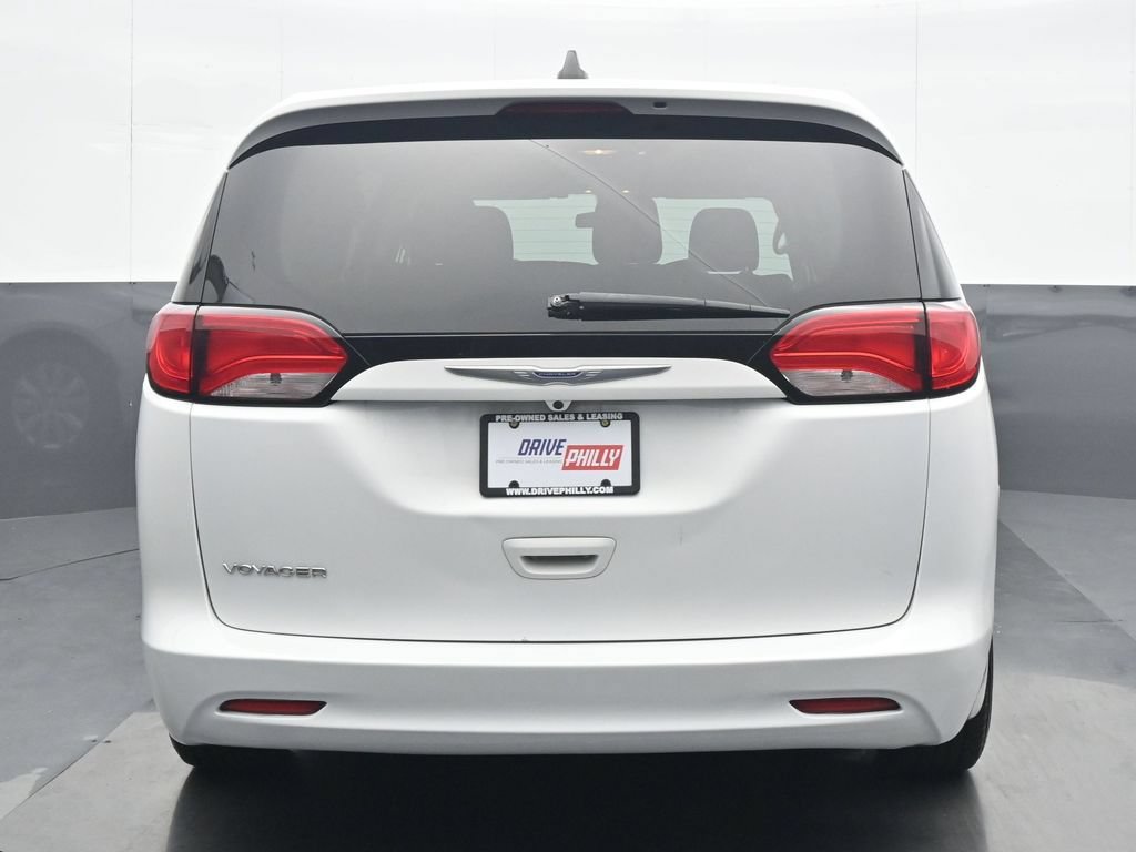 Used 2020 Chrysler Voyager L FWD image 5