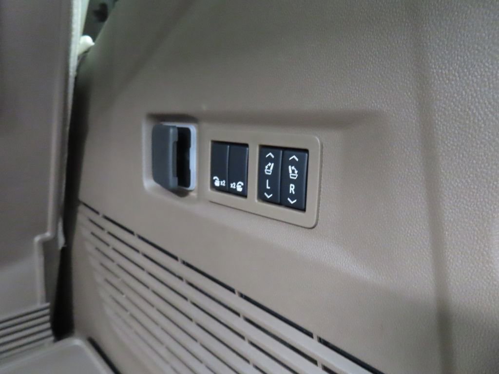 Used 2025 GMC Yukon Denali w/ Denali Reserve Package AWD/4WD image 48