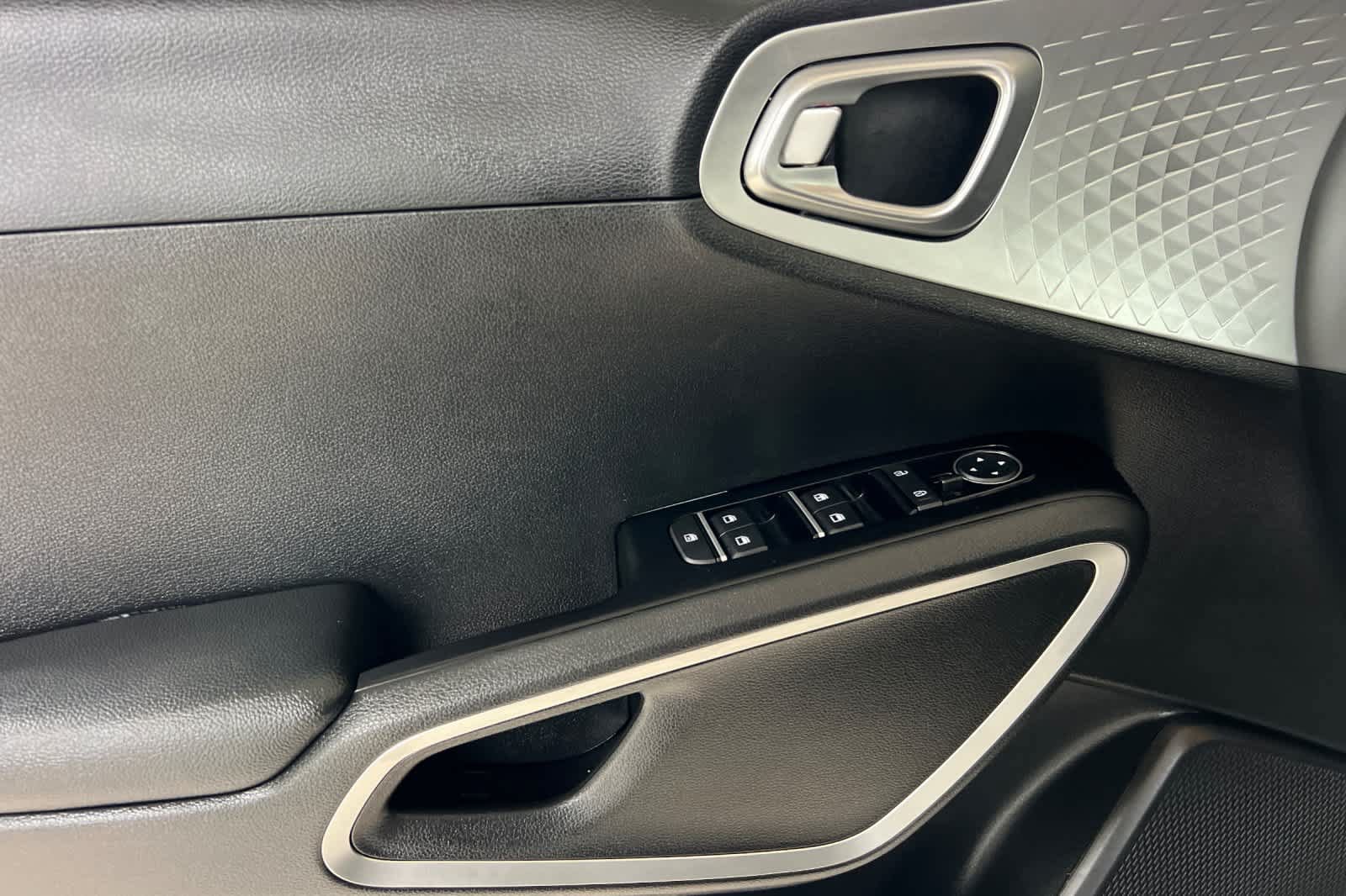 Used 2025 Kia Soul LX w/ LX Technology Package FWD image 12
