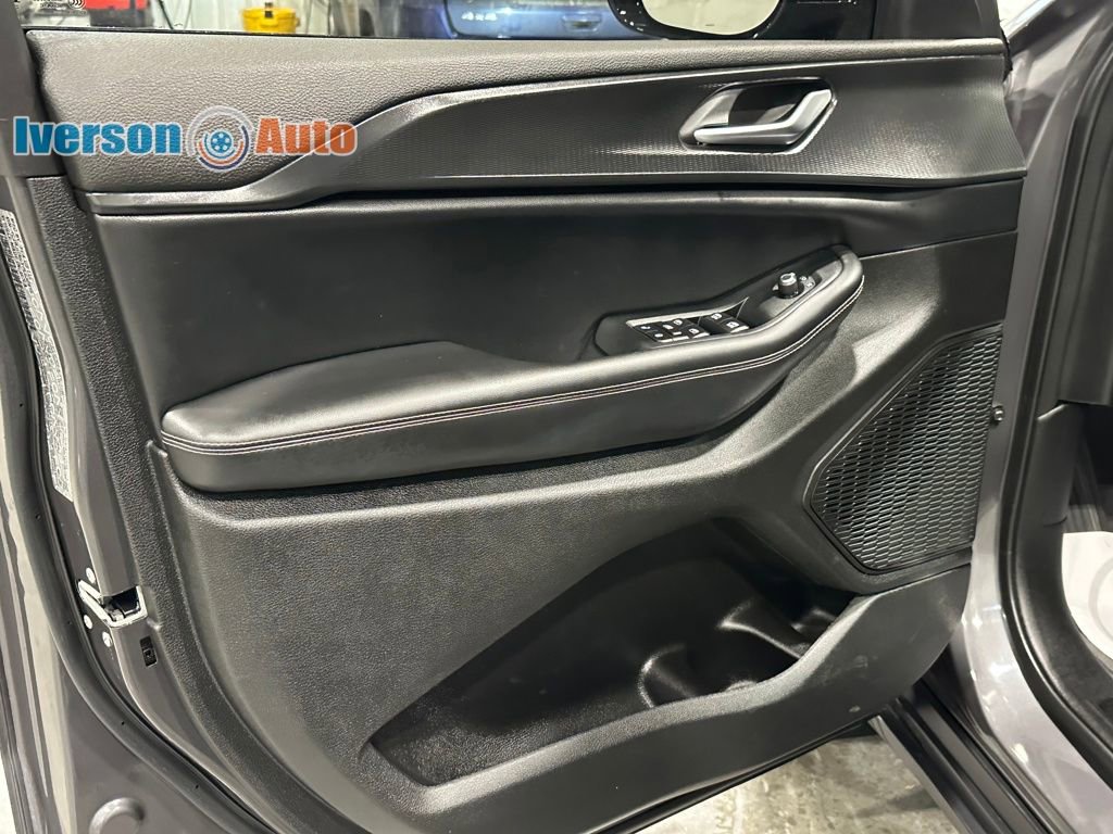 Used 2023 Jeep Grand Cherokee Altitude image 12