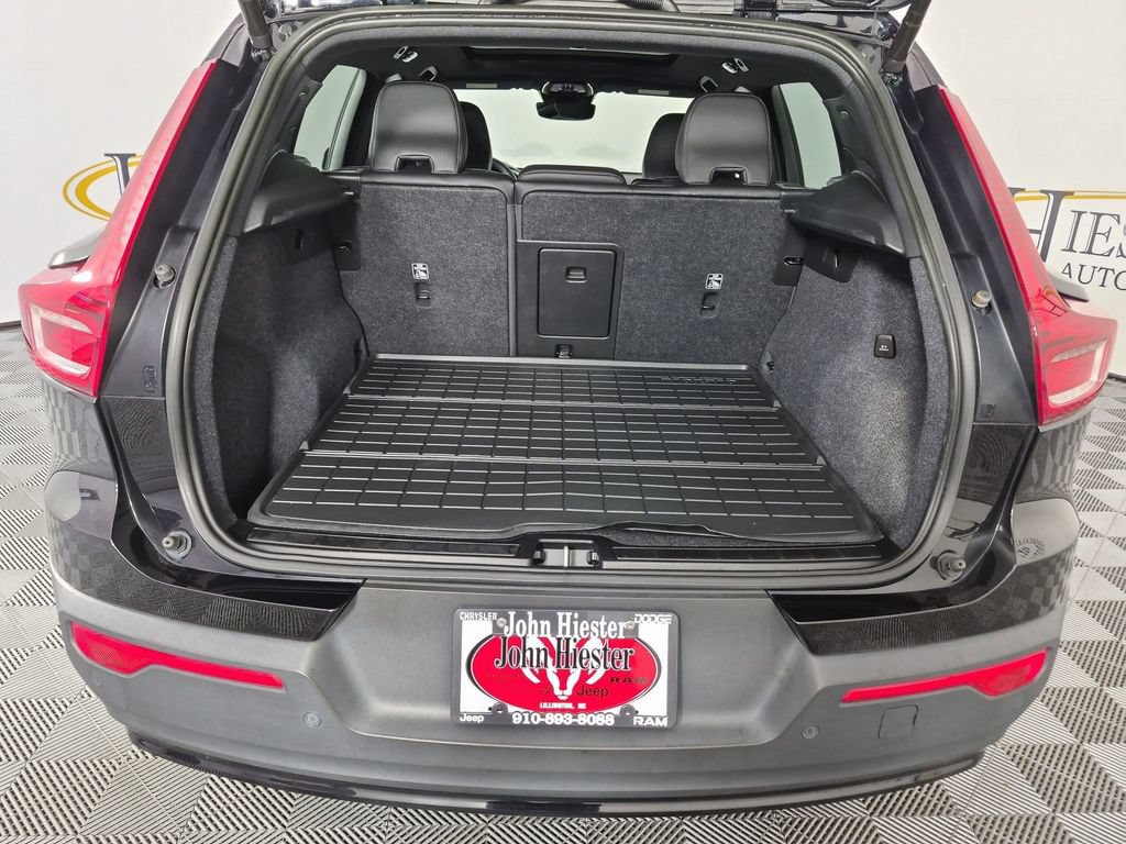 Used 2023 Volvo XC40 B5 Plus AWD/4WD image 33