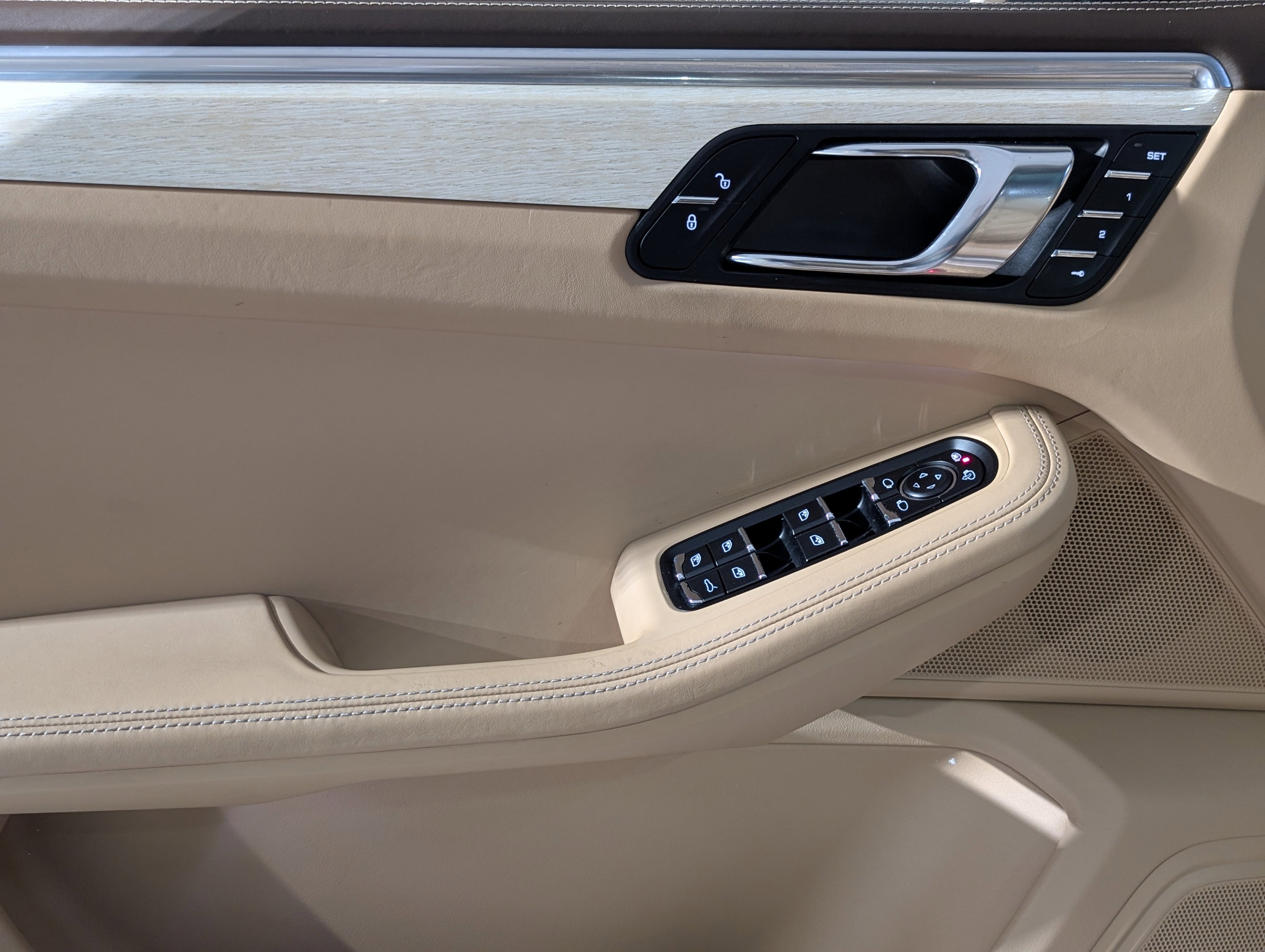 Used 2017 Porsche Macan Turbo image 20