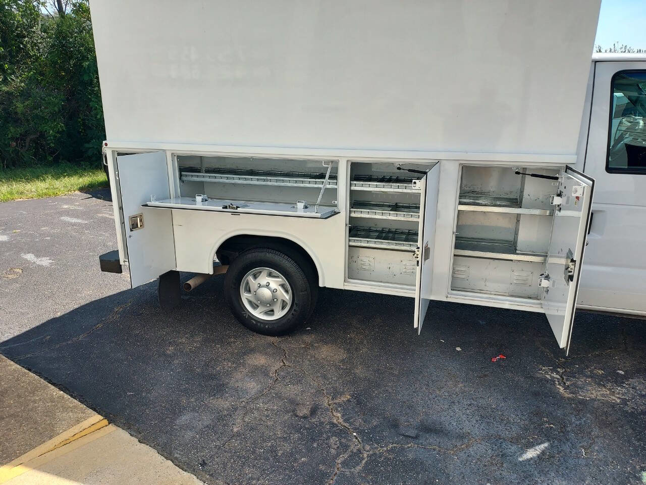 Used 2016 Ford E-350 and Econoline 350 Super Duty image 8
