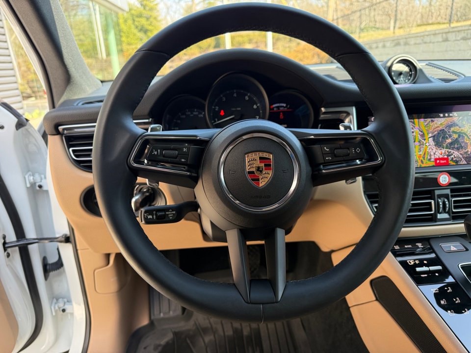 Certified 2025 Porsche Macan image 15