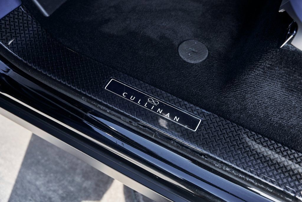 Used 2021 Rolls-Royce Cullinan Black Badge image 45