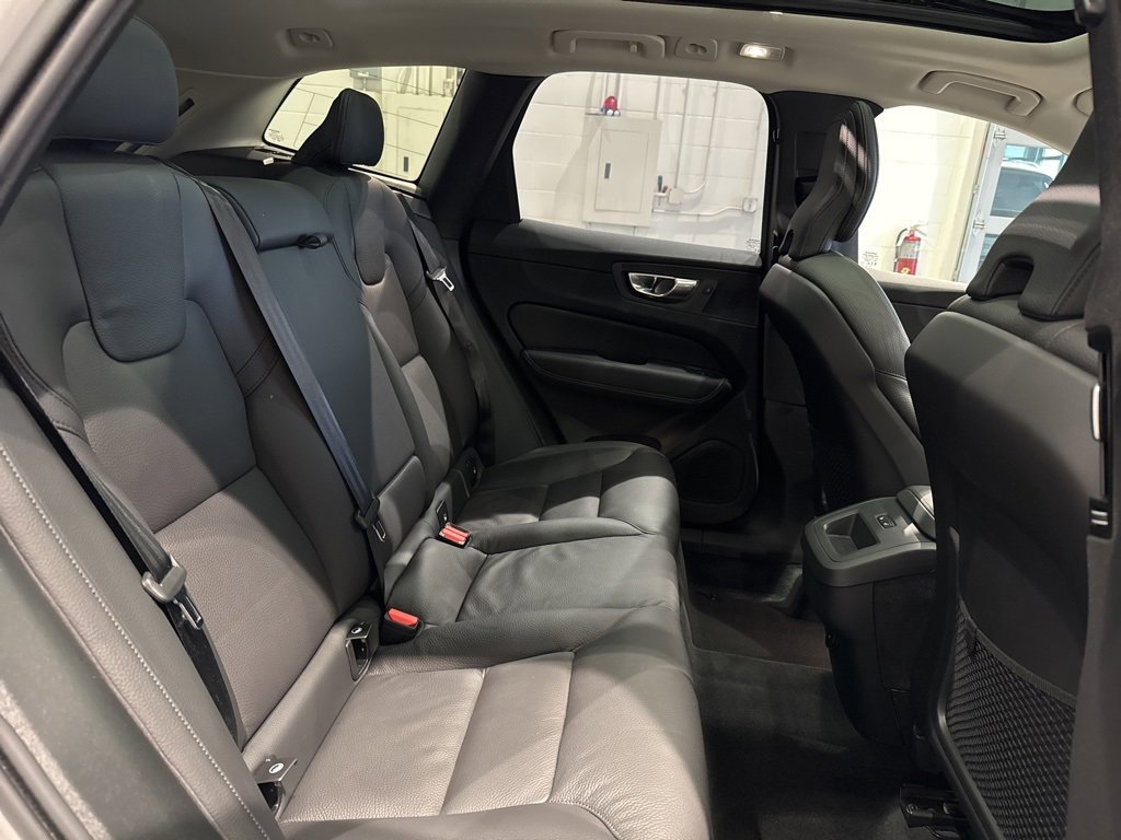 Used 2025 Volvo XC60 B5 Plus image 40