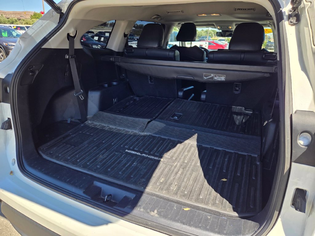 Used 2021 Toyota Highlander XLE FWD image 32