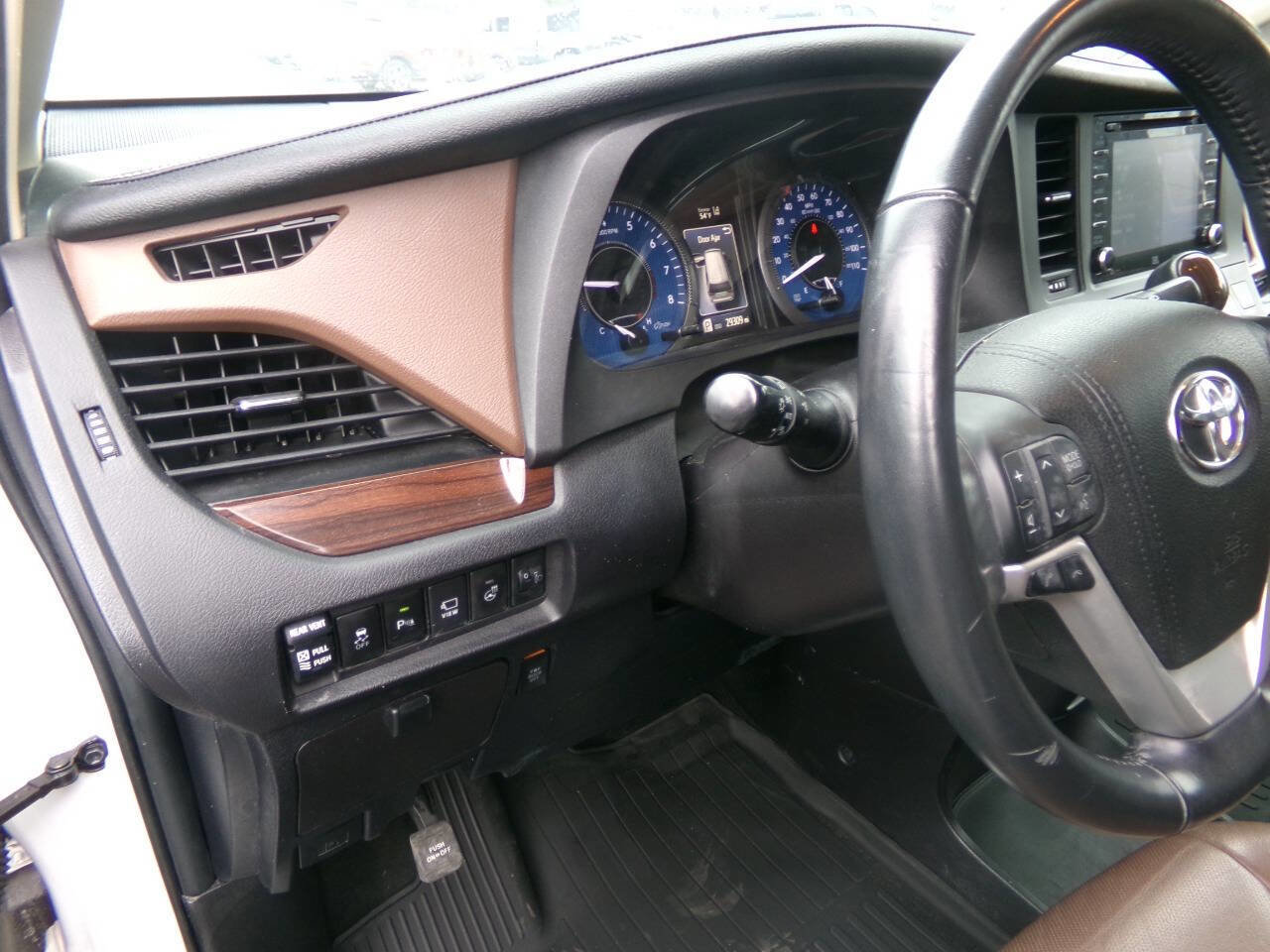 Used 2018 Toyota Sienna Limited Premium w/ Carpet Mat Package AWD/4WD image 12