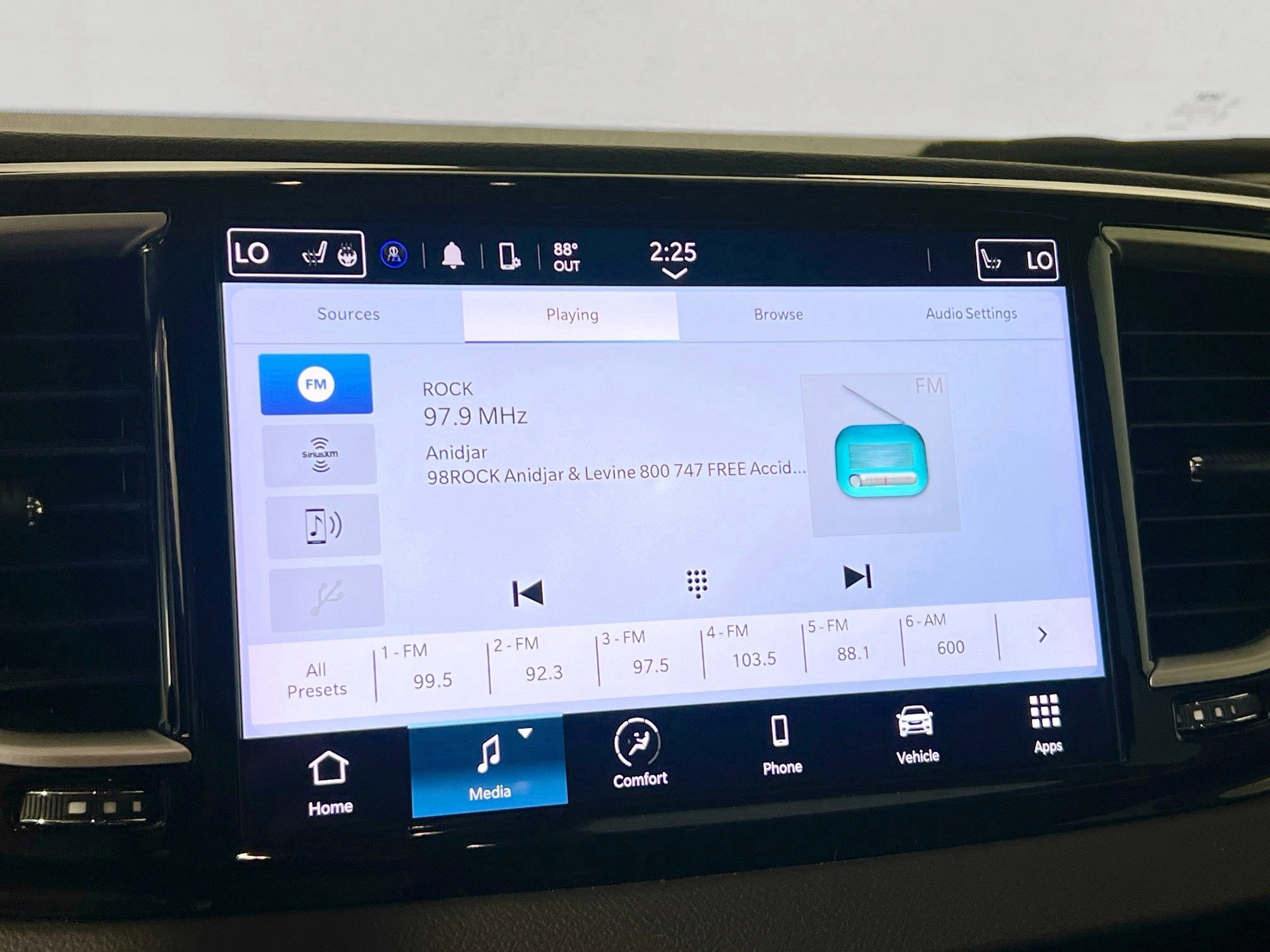 Used 2024 Chrysler Pacifica Touring-L image 28