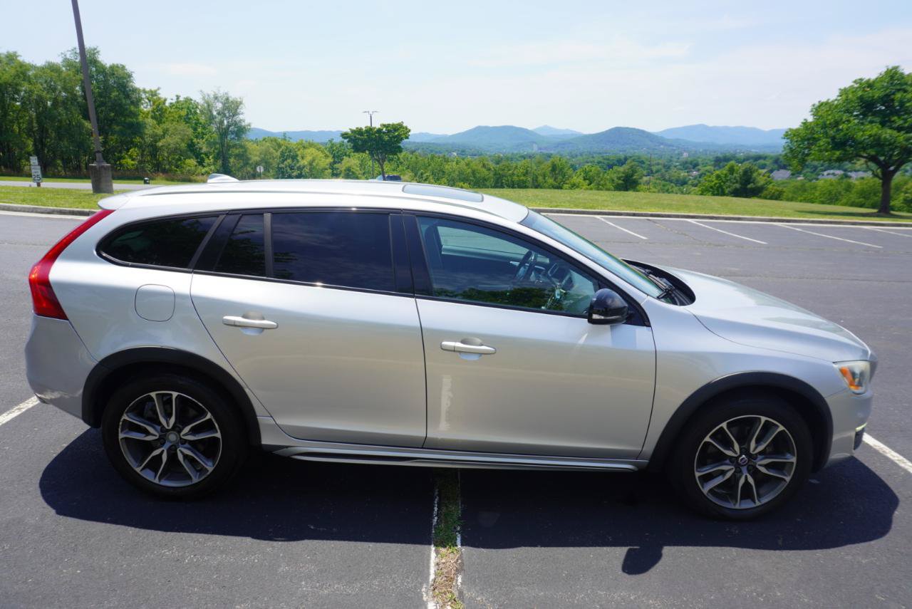 Used 2018 Volvo V60 T5 Cross Country w/ Convenience Package AWD/4WD image 11