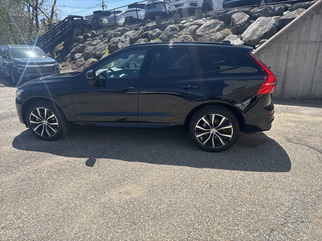 Used 2025 Volvo XC60 B5 Plus AWD/4WD image 2