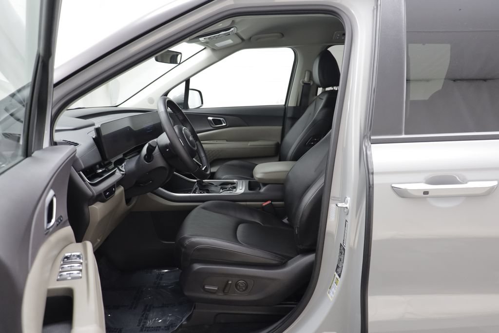 Used 2025 Kia Carnival EX FWD image 5