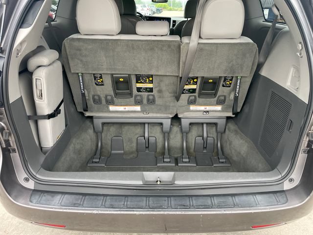 Used 2017 Toyota Sienna XLE FWD image 32
