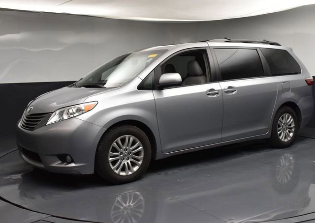 Used 2017 Toyota Sienna XLE w/ XLE Navigation Package image 4