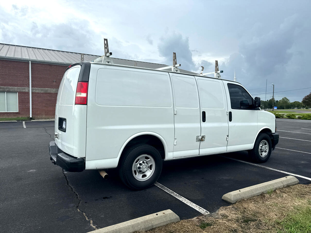 Used 2017 Chevrolet Express 2500 image 4