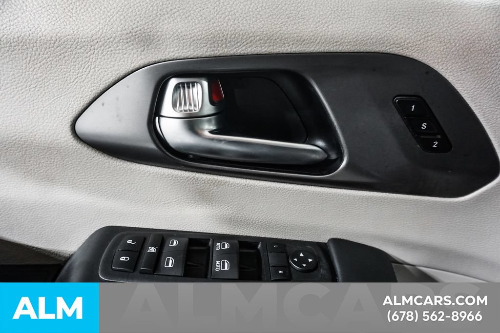 Used 2023 Chrysler Pacifica Touring-L FWD image 49