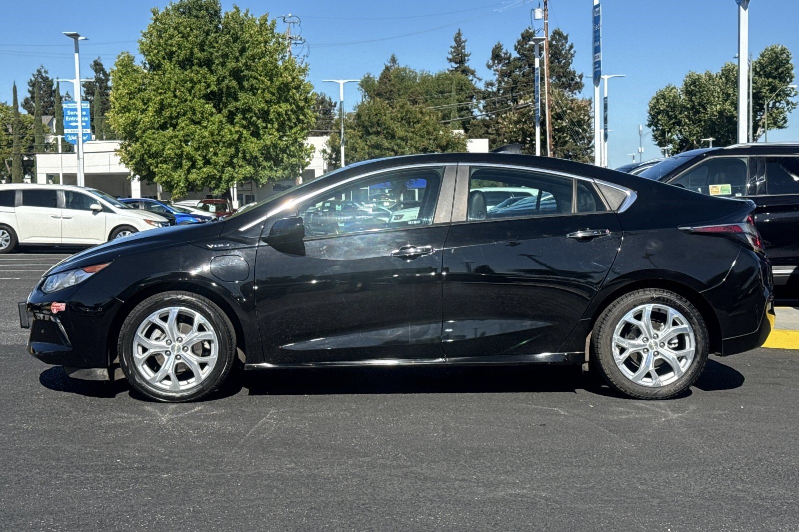 Used 2018 Chevrolet Volt Premier w/ Driver Confidence Package FWD image 2