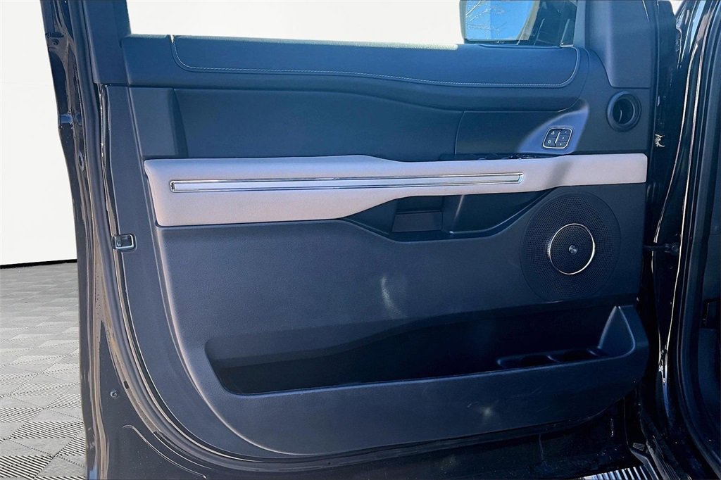 Used 2024 Ford Expedition Limited image 23