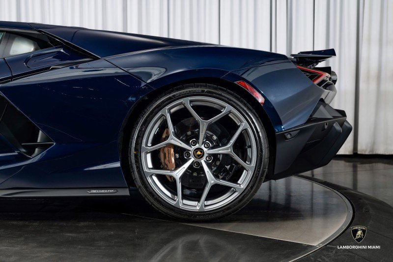 Used 2025 Lamborghini Revuelto image 13