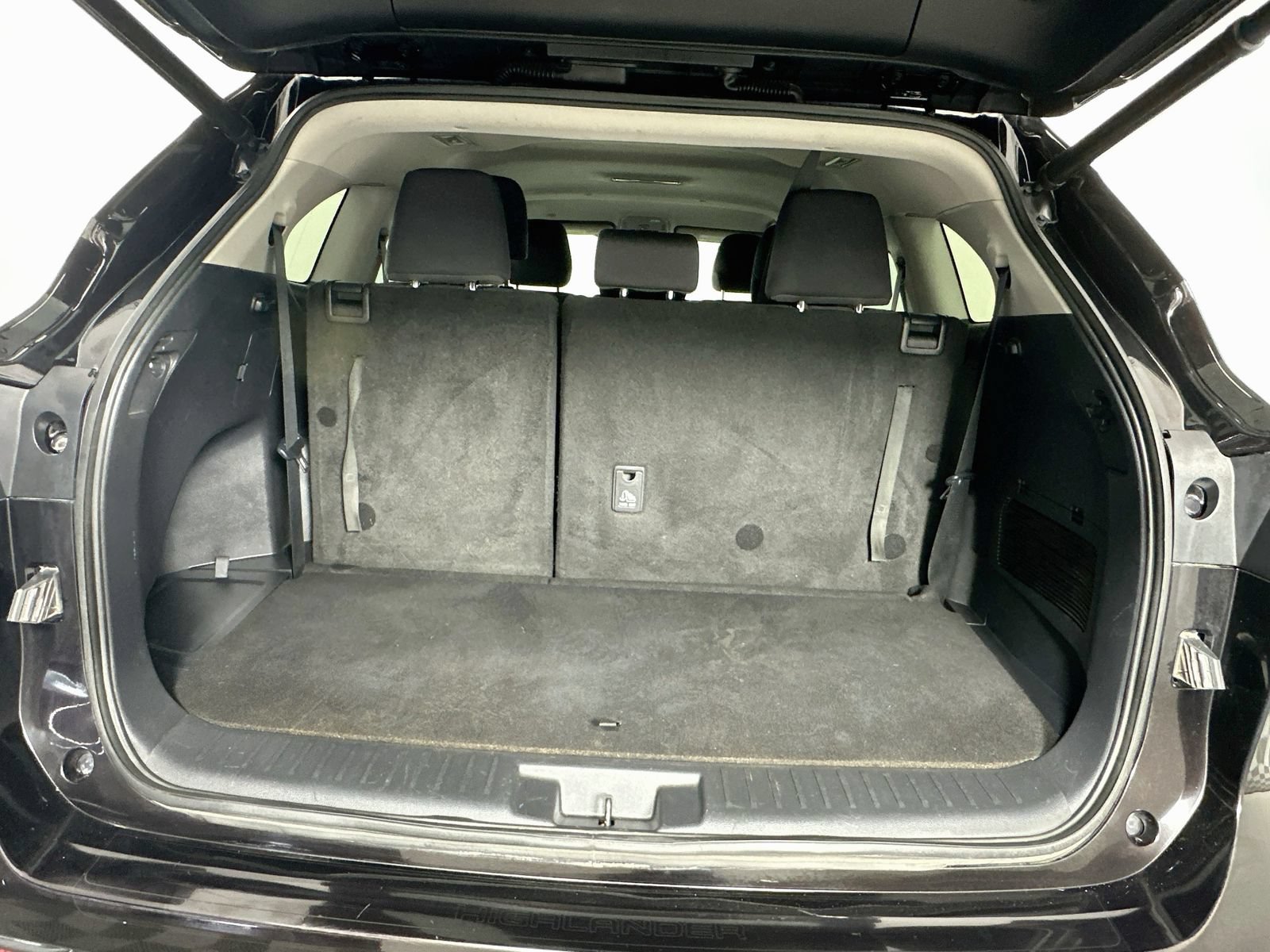 Used 2021 Toyota Highlander LE FWD image 25