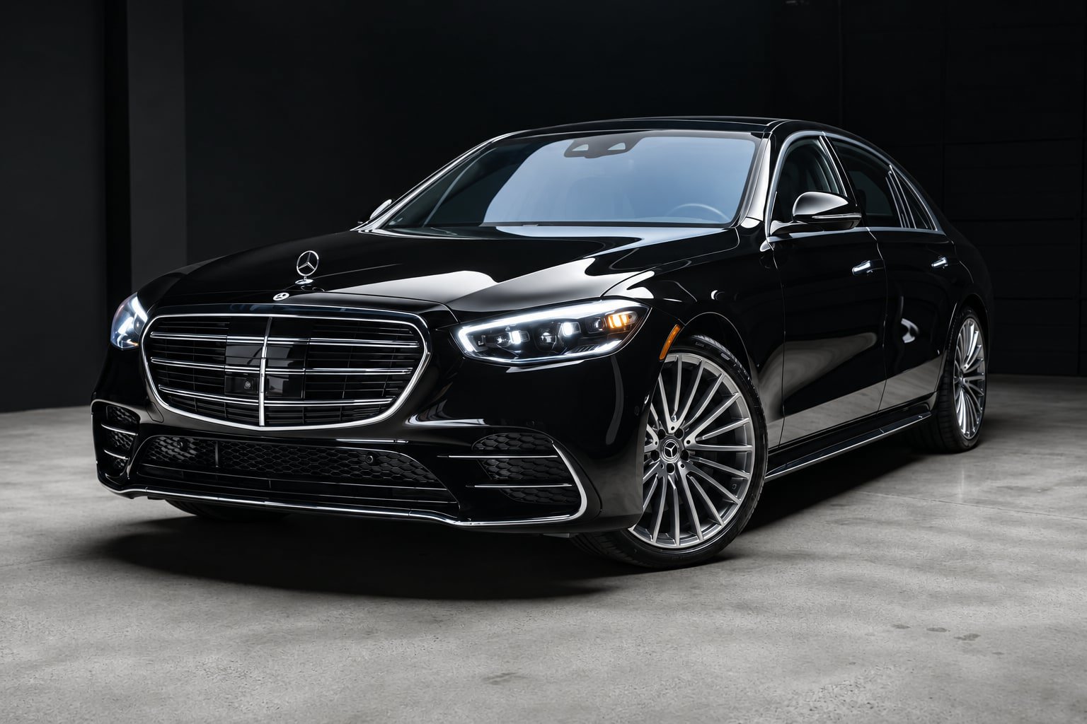 Used 2022 Mercedes-Benz S 500 4MATIC w/ AMG Line Package image 2