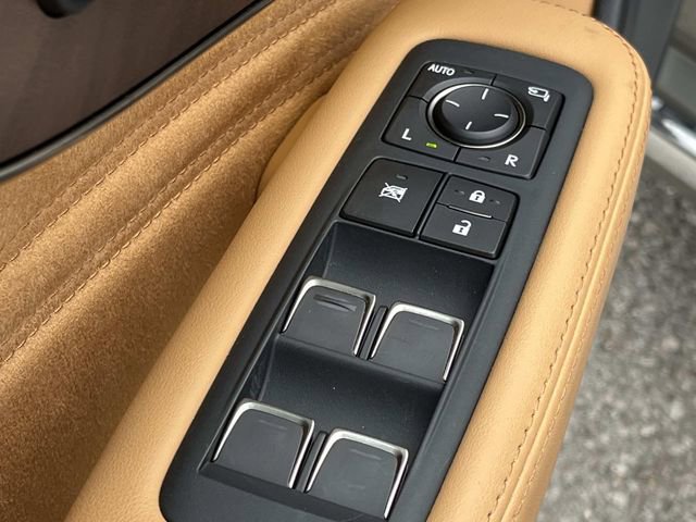 Used 2023 Lexus LS 500 w/ Accessory Package (Z2) image 29