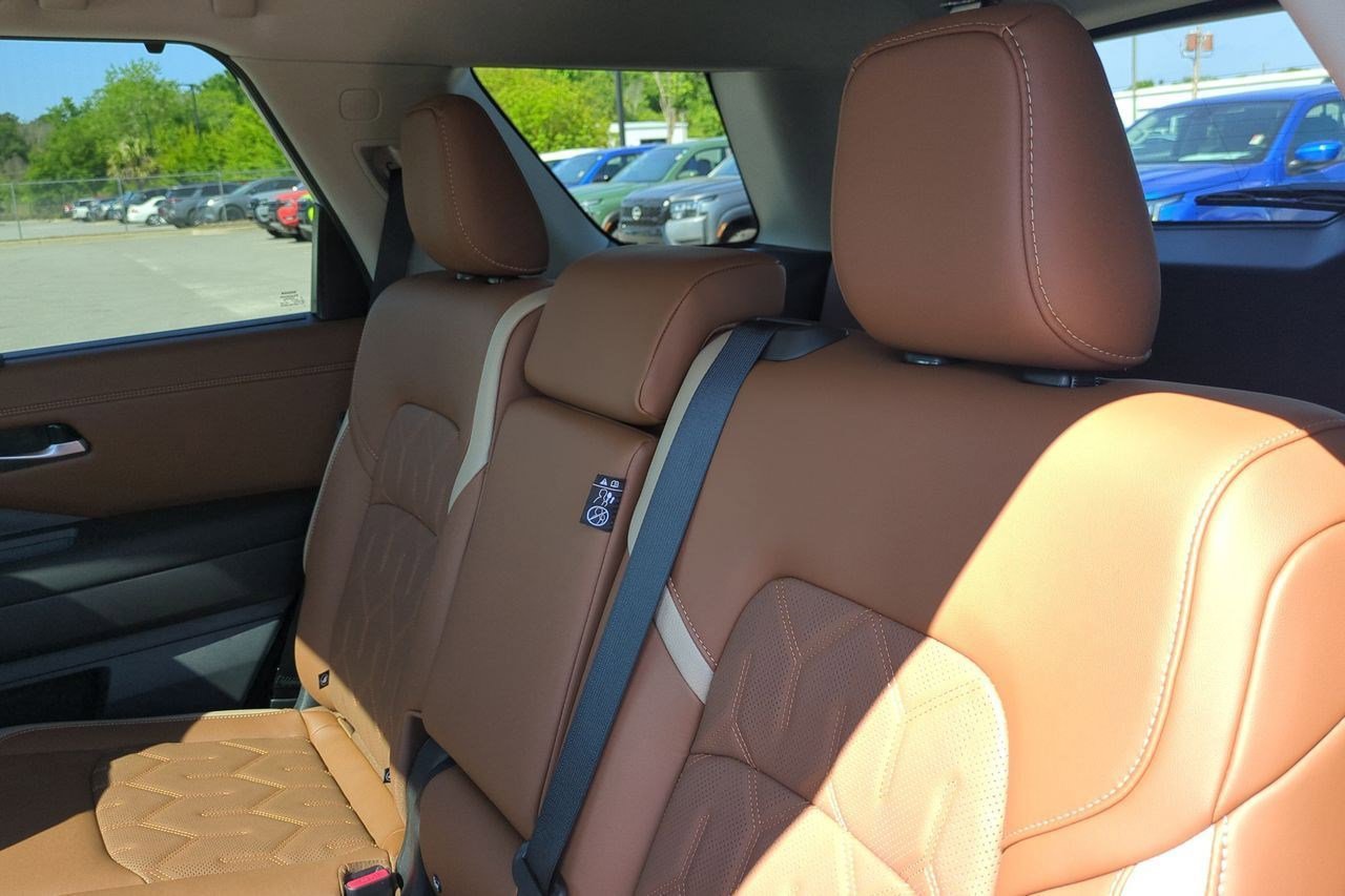 New 2026 Nissan Pathfinder Platinum w/ Cargo Package FWD image 29