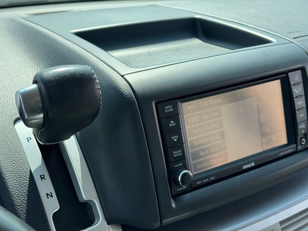 Used 2010 Volkswagen Routan SEL FWD image 18