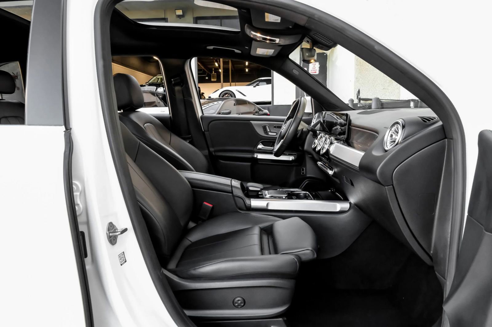 Used 2021 Mercedes-Benz GLB 250 4MATIC w/ Premium Package image 34
