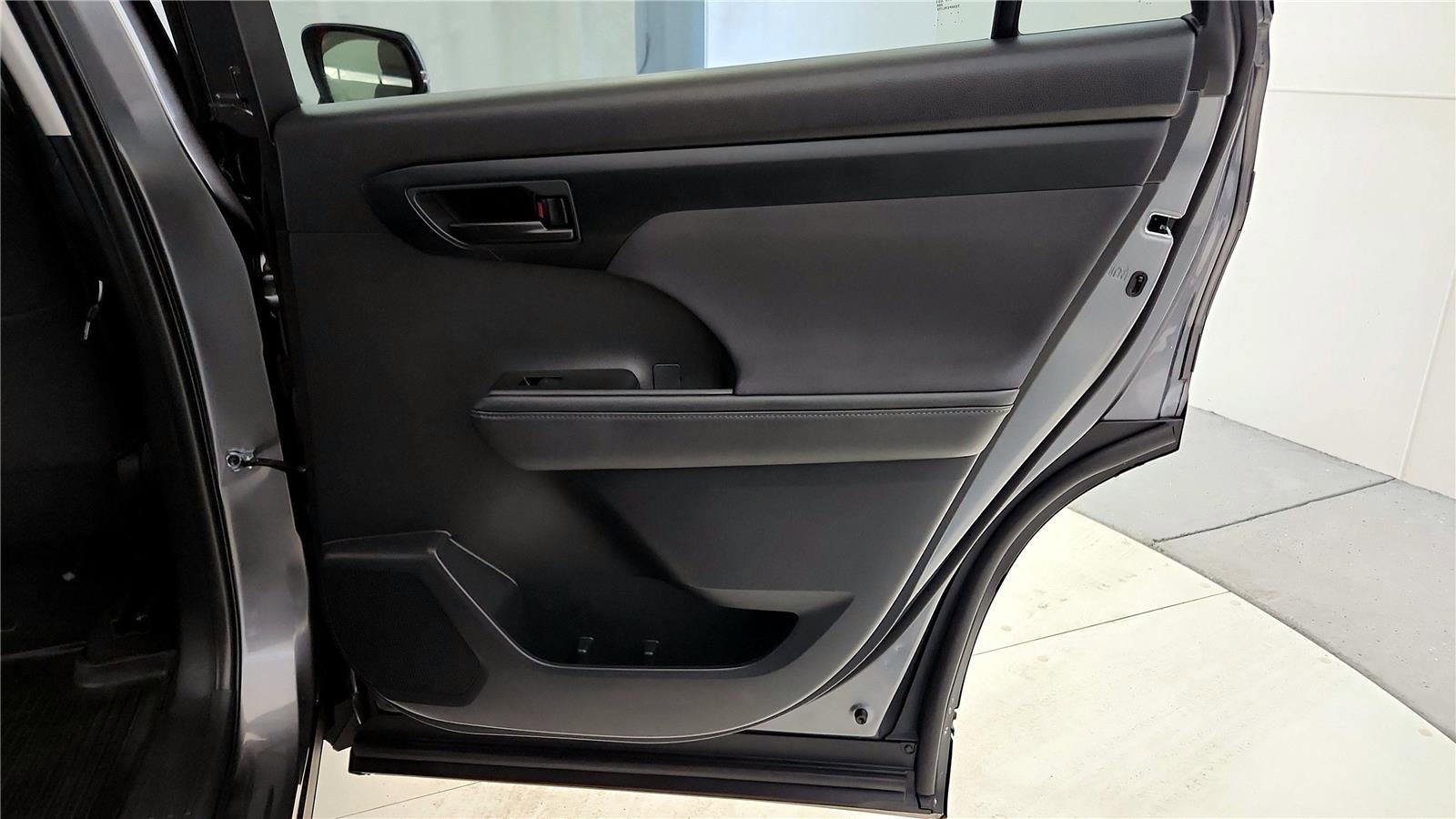 Certified 2023 Toyota Highlander L image 18