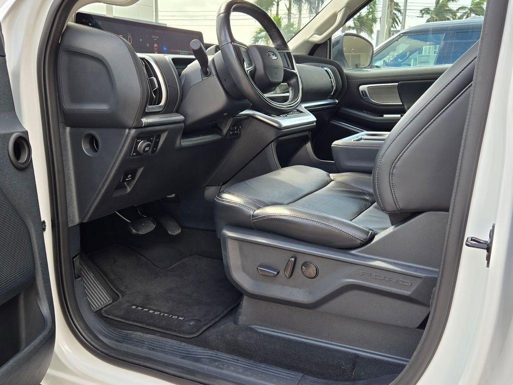Used 2025 Ford Expedition Platinum image 15