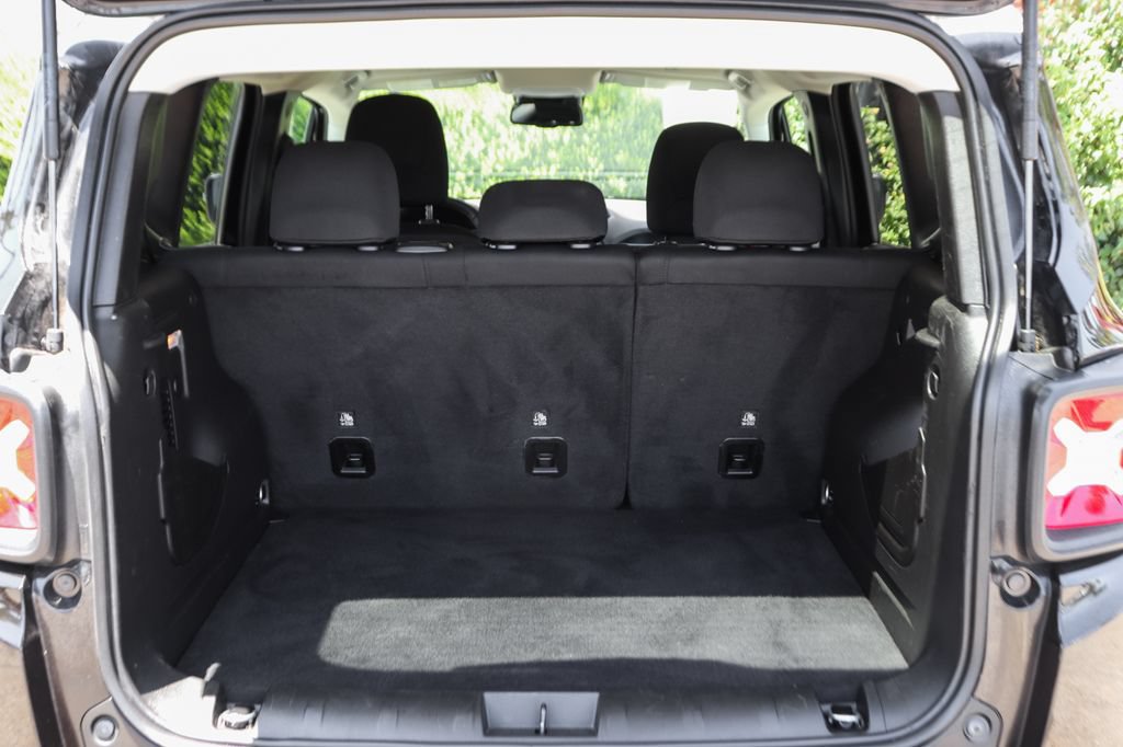Used 2023 Jeep Renegade Trailhawk AWD/4WD image 8