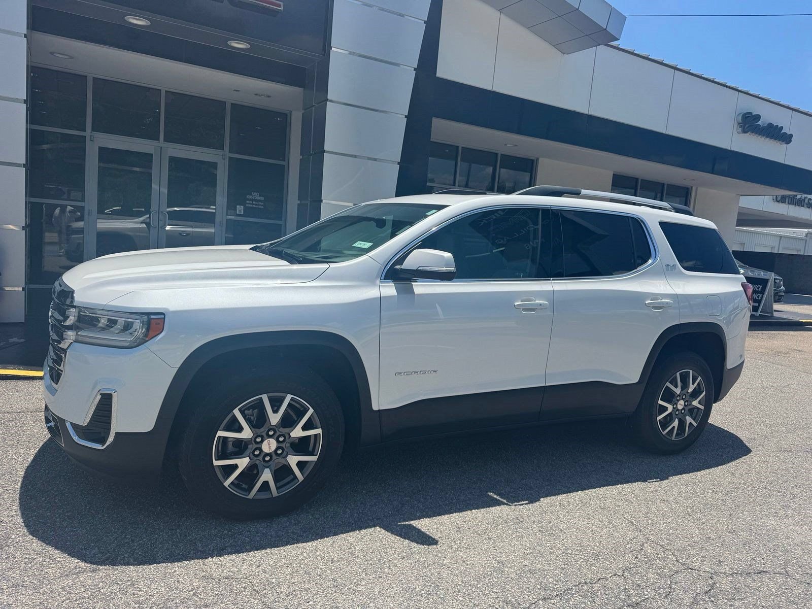 Certified 2023 GMC Acadia SLT w/ Technology Package FWD image 2