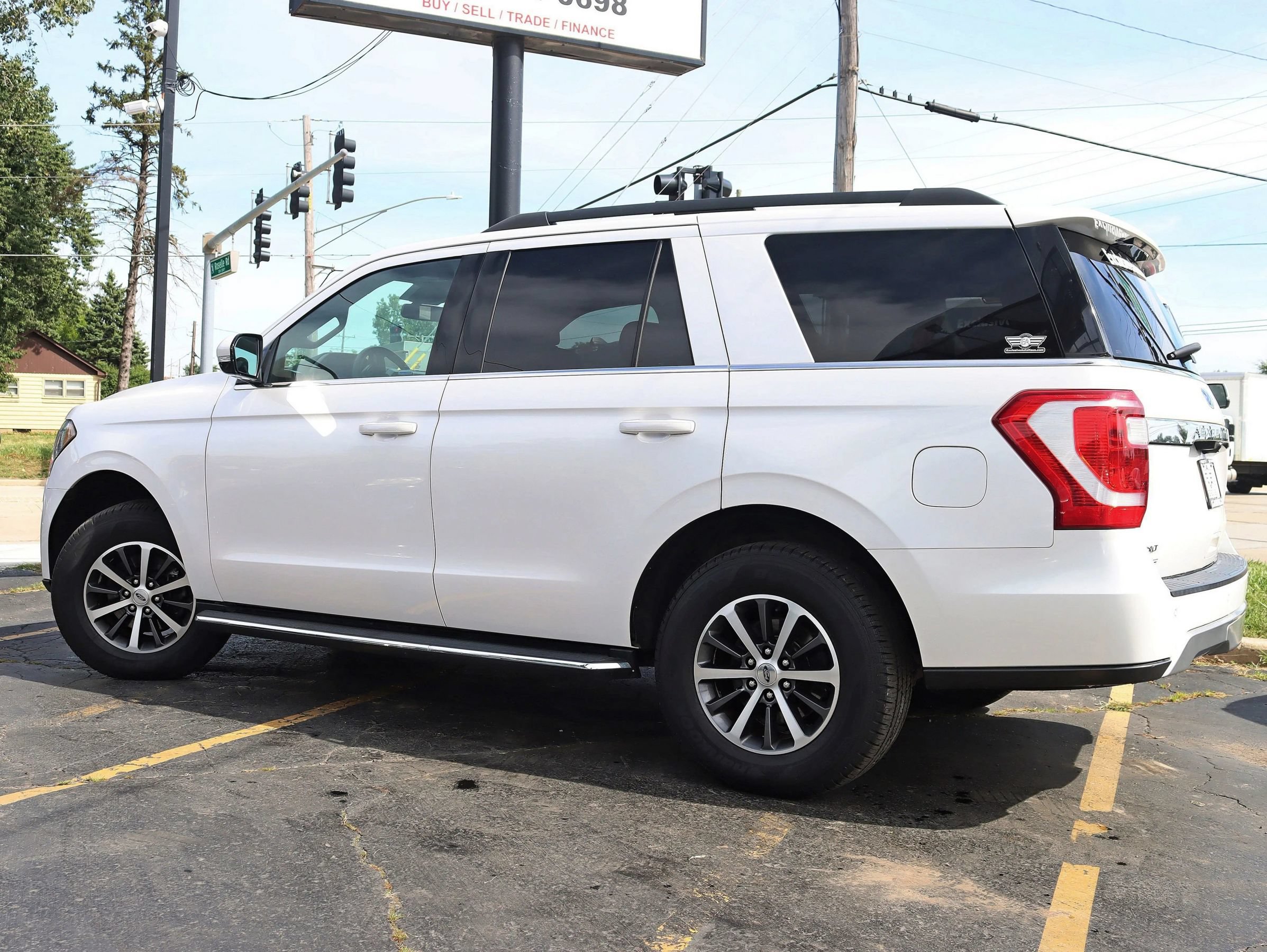 Used 2019 Ford Expedition XLT w/ Equipment Group 202A AWD/4WD image 11