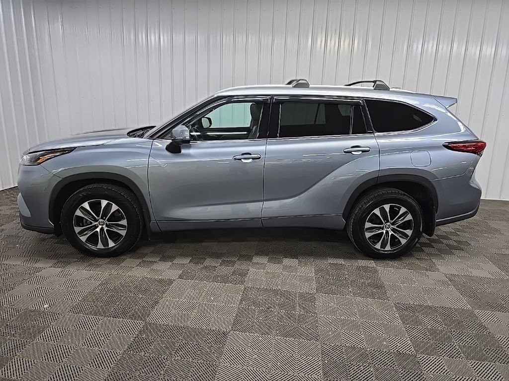 Used 2022 Toyota Highlander XLE AWD/4WD image 5