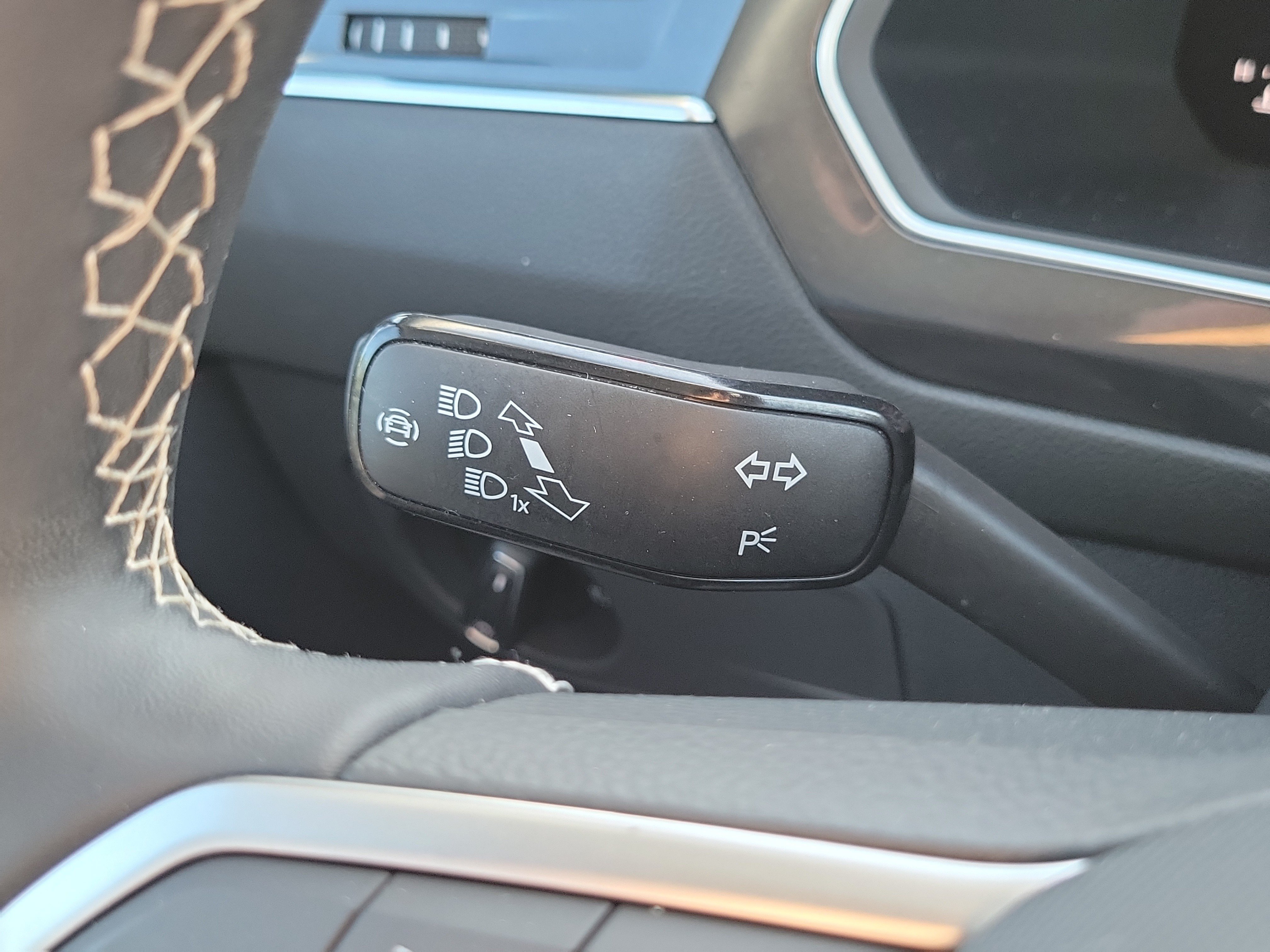 Used 2023 Volkswagen Tiguan SE w/ Panoramic Sunroof Package FWD image 30