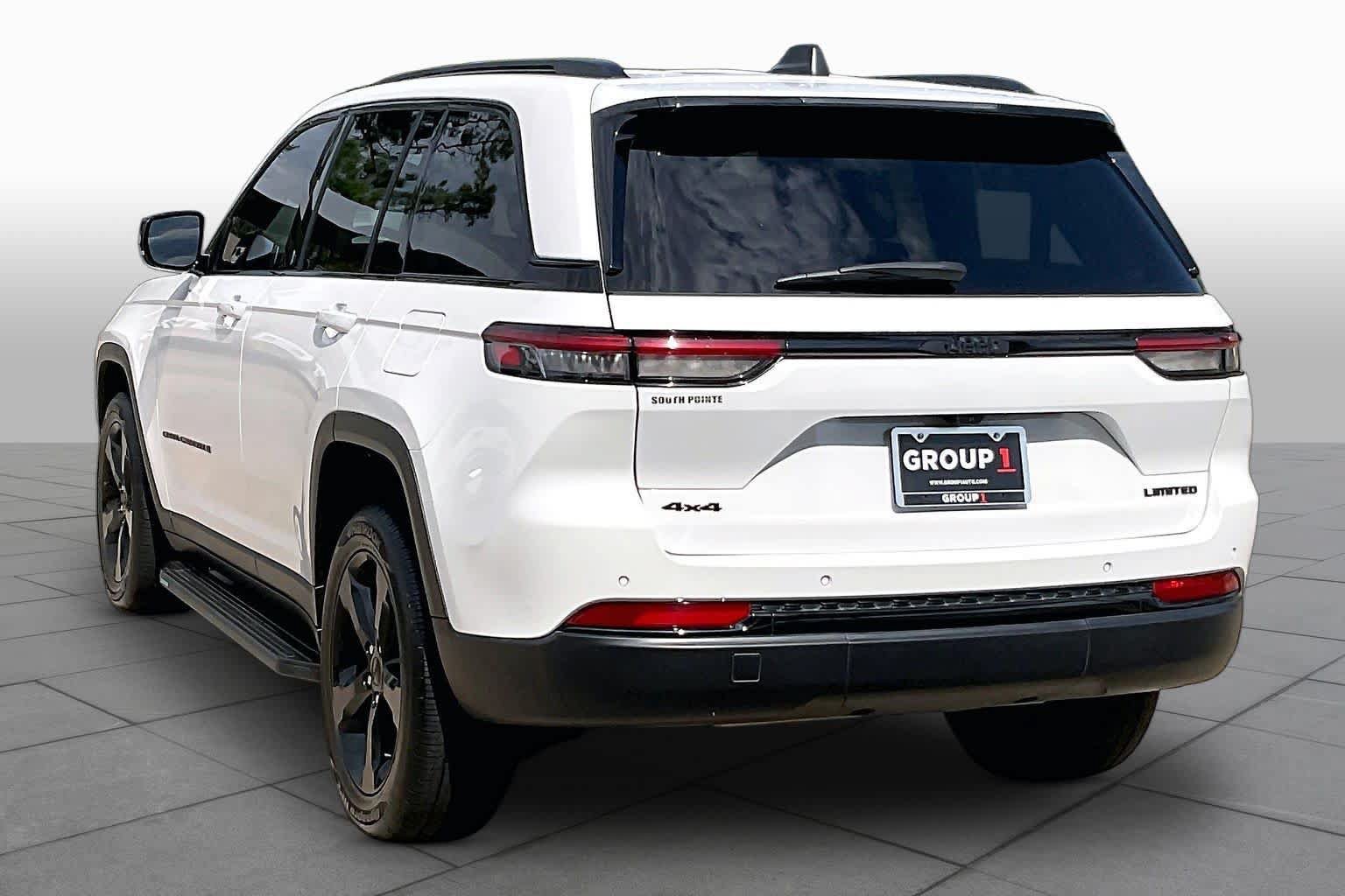 Used 2023 Jeep Grand Cherokee Limited w/ Black Appearance Package AWD/4WD image 12