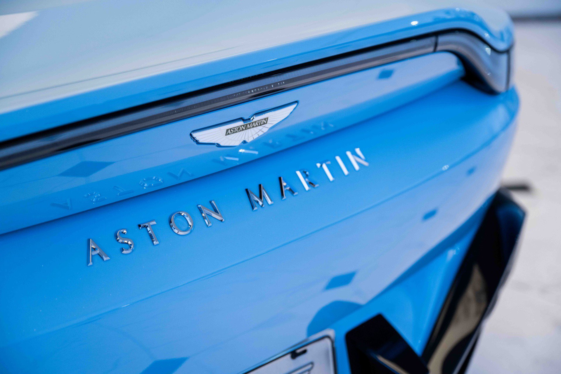 Used 2023 Aston Martin V8 Vantage Coupe RWD image 8